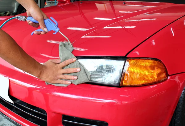 Mão com um esfregar o carro polimento — Fotografia de Stock