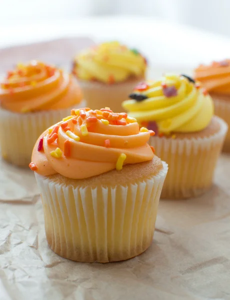 Cupcakes met oranje en gele frosting — Stockfoto