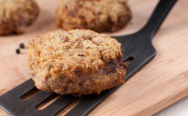 spatula üzerine kızarmış ekmekli patty