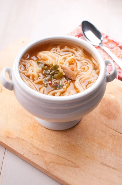 Nudlová polévka se zeleninou a houbami — Stock fotografie