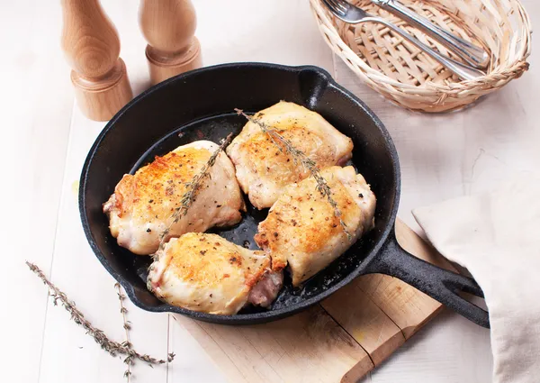 Rustic fried chicken thighs — Stock Photo, Image