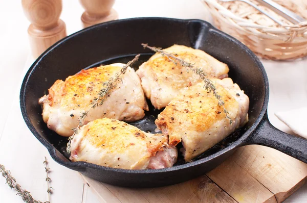 Krokant gebakken kip dijen — Stockfoto