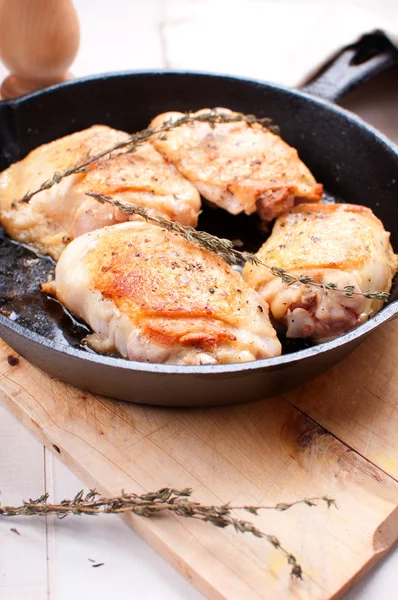 Gebratenes goldenes Huhn mit Gewürzen und Kräutern — Stockfoto