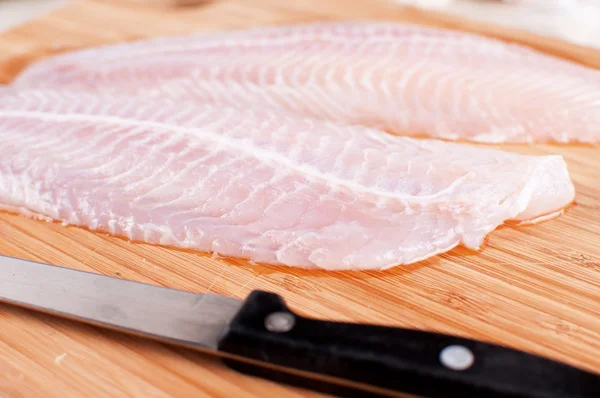 Filetes de peixe descongelados close-up — Fotografia de Stock