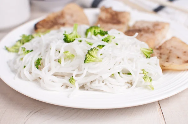 Placa con fideos de arroz blanco — Foto de Stock