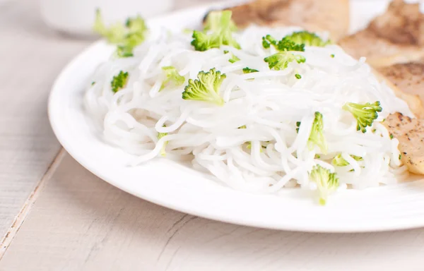 Asiatiska risnudlar med broccoli — Stockfoto