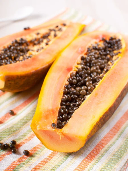 Połówki dojrzała papaja pomarańczowy — Zdjęcie stockowe
