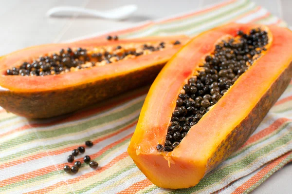 Papaya with seeds ripe and fresh — Stock Photo, Image