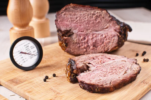 Pečené maso nakrájíme na plátky a teploměr — Stock fotografie