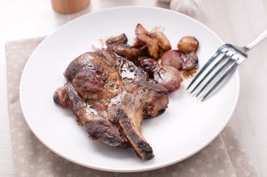 Kızarmış domuz eti ile kavrulmuş sarımsak