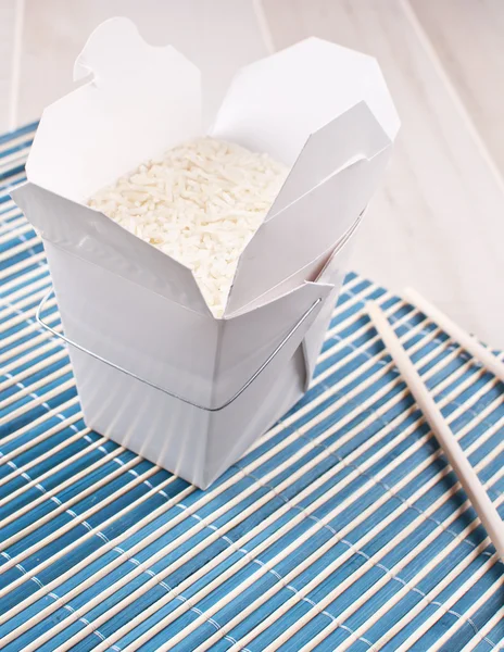 Biały ugotowany ryż w pojemniku — Zdjęcie stockowe