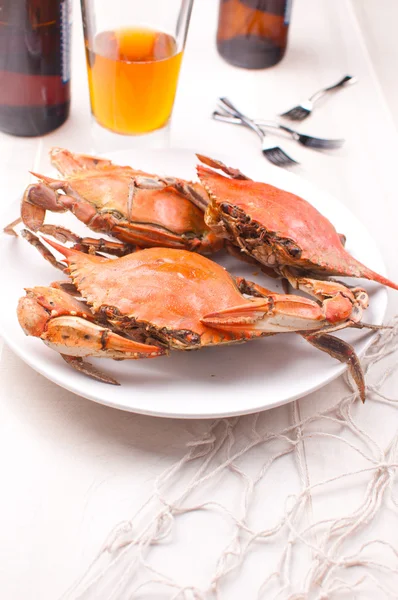 Three cooked crabs and beer — Stock Photo, Image