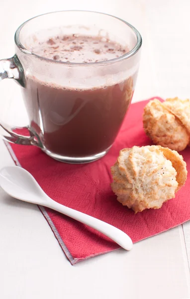 Biscoitos de coco e chocolate quente — Fotografia de Stock