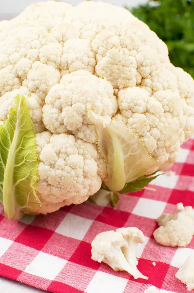 Raw cauliflower head and florets — Stock Photo, Image