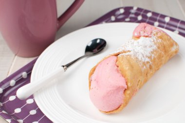 Cannoli İtalyan pastri tüp dolum ile