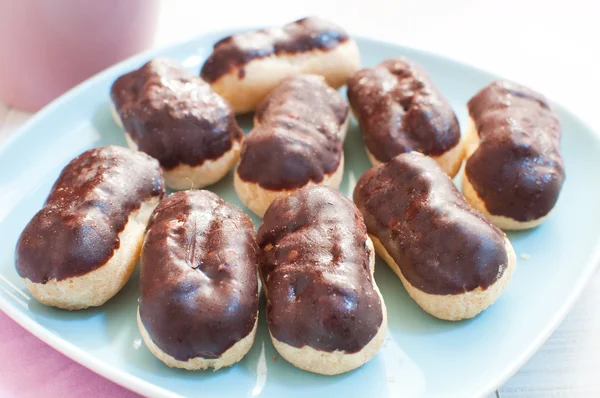 Montão de eclairs revestidos de chocolate — Fotografia de Stock