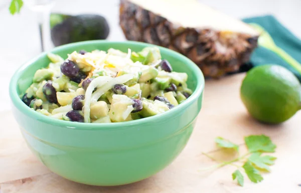 Insalata con avocado, ananas, fagioli neri — Foto Stock