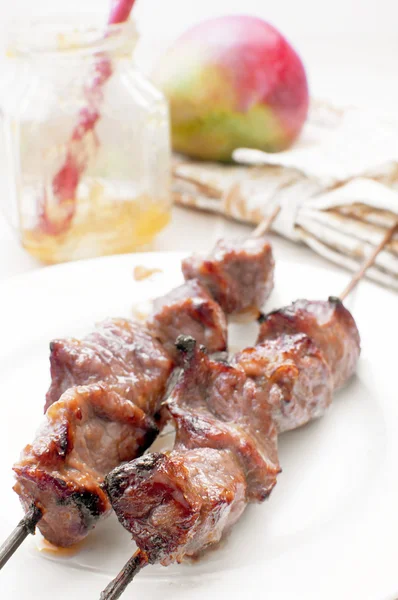 Beef kebabs with mango chutney — Stock Photo, Image