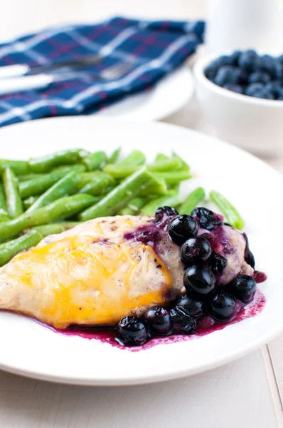 Chicken breast in blueberry sauce with cheese — Zdjęcie stockowe