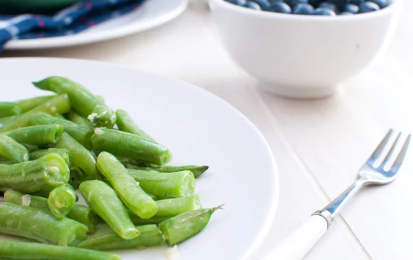 Repas santé aux haricots verts et aux bleuets — Photo