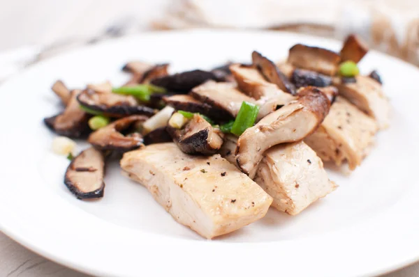 Pollo marsala e funghi affettati — Foto Stock