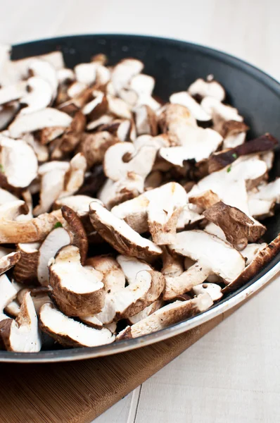 Приготовление грибов на сковороде — стоковое фото
