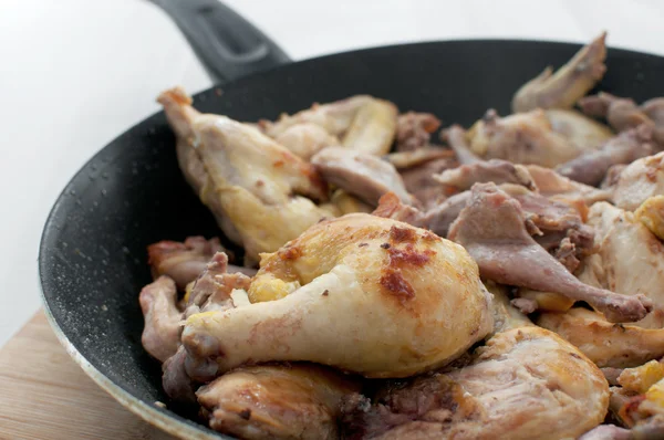 Сковородка с жареной птицей — стоковое фото