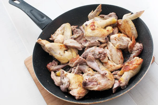 Padella con pollame fritto — Foto Stock