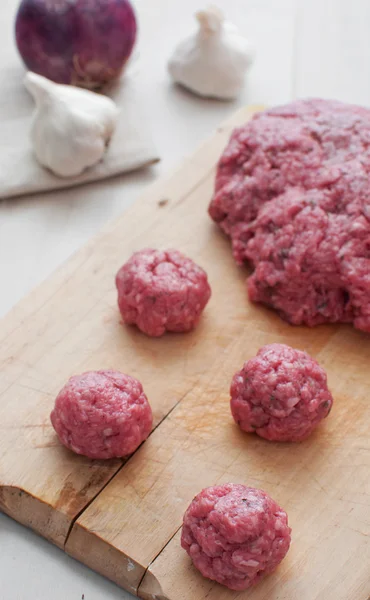 Almôndegas de cozinha de carne moída em bruto — Fotografia de Stock