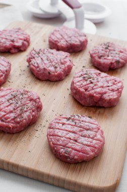pişmemiş pounder ile sığır köftesi