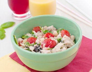 ton balıklı salata parlak renkler ile kase