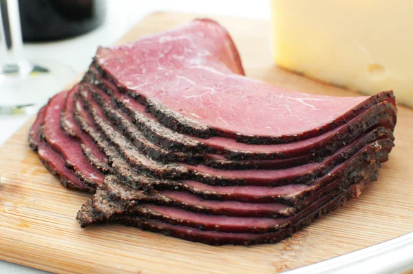 Carne de pastrami delicada cortada na tábua de corte — Fotografia de Stock