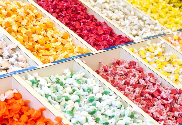 Exhibición colorida de los caramelos en tienda —  Fotos de Stock