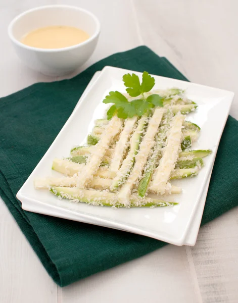Zucchini fingrar i smeten och ströbröd — Stockfoto