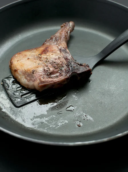 Fleischstück auf Pfanne braten — Stockfoto