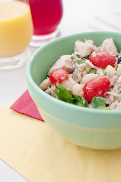 Салат из тунца с фасолью и овощами — стоковое фото