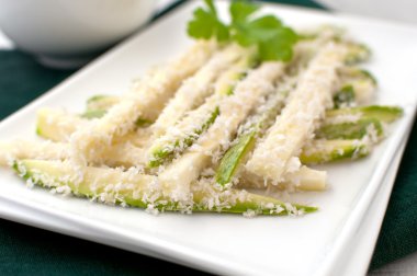 Breadcrumbs içinde kavrulmuş yeşil kabak