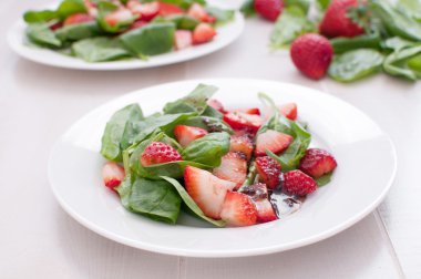 taze çilek ve bebek ıspanak salatası