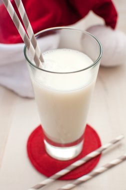 süt içecek ile Noel Noel Baba şapkası