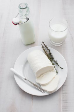 Tereyağı süt ile Mozzarella peyniri dilimlenmiş
