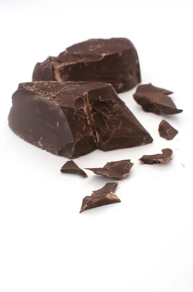 Bitar av mörk choklad bruten — Stockfoto
