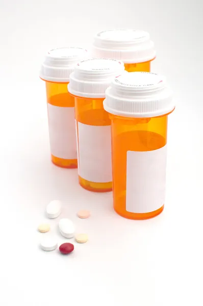 Разнообразные контейнеры с различными таблетками — стоковое фото