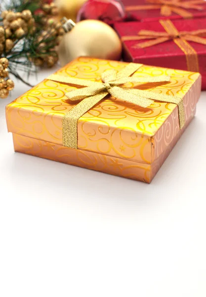 Coffret cadeau doré pour Noël et Nouvel An — Photo