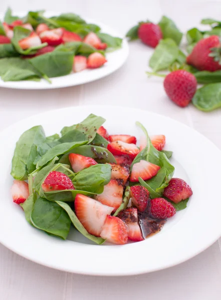 Strawberry and spinach salad with dressing — Stock Photo, Image