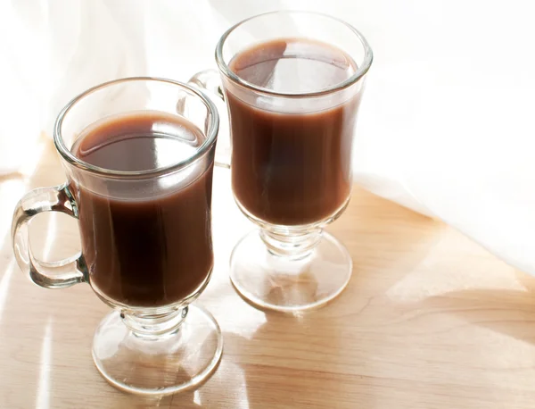 Mokken met chocoladedrinks — Stockfoto