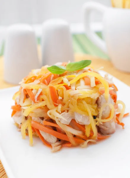 Salat mit Mango, Karotten und Hühnchen — Stockfoto