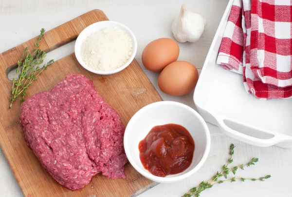 Köttfärslimpa matlagning ingredienser — Stockfoto