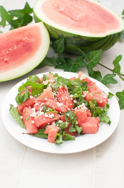 Wassermelonensalat mit Minze und Blauschimmelkäse — Stockfoto