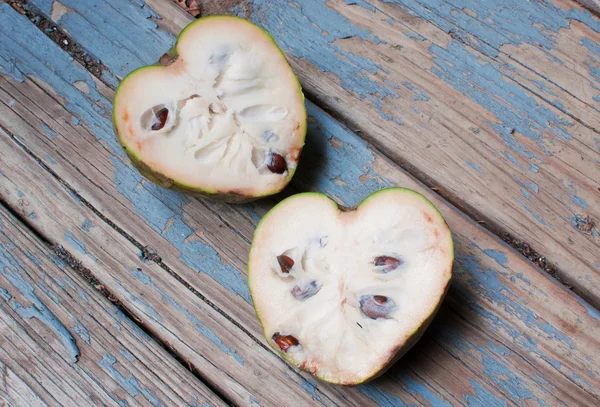 Egzotik meyve cherimoya kalp şeklinde — Stok fotoğraf