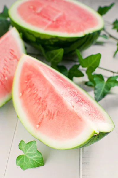 Pedaço de melancia sem sementes madura vermelha — Fotografia de Stock